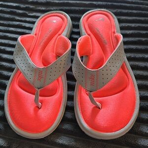 9 Nike Gray & Coral Soft Insole Sandals, Women's Flip Flips EUC